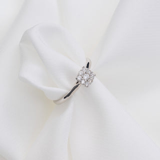 18ct White Gold 0.25ct Diamond Halo Cluster Ring