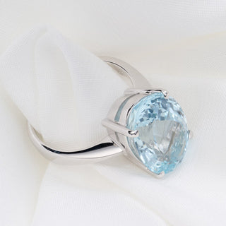 18ct White Gold Large 9ct Aquamarine Oval Aquamarine Ring
