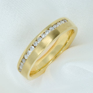 18ct Yellow Gold Diamond Wedding Band – 0.20ct – Channel Set – Court Fit Wedding Band