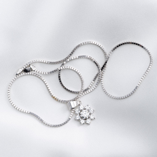 18ct White Gold 1.40ct VS Diamond Daisy Cluster Pendant Square Snake Chain Necklace
