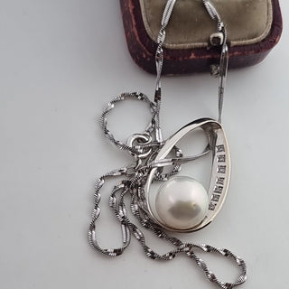 18ct White Gold Diamond And Pearl Set Pendant Necklace